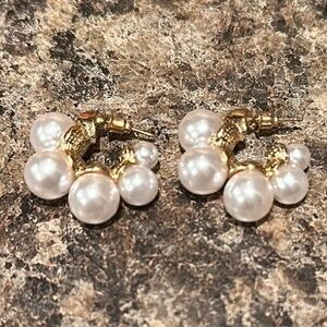 Elegant Gold and Pearl Earrings 🌙